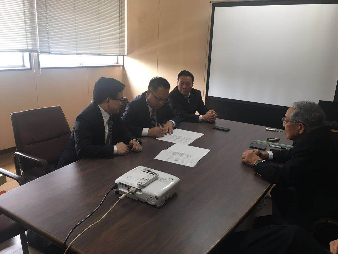 參觀日方海綿鈦工廠并促成簽訂框架協(xié)議